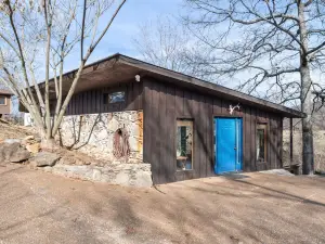 Cozy Cabin Getaway on Buffalo River w/ HUGE Patio