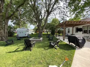 Walk to Knoxville Raceway! 3Br, Fire Pit, Near Lake Red Rock & Pella