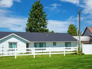 Cozy + Chic Abode ~ 11 Mi to Bloomington Lake
