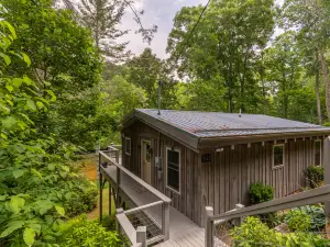 Scenic Views and Cozy Living Space - Charming Riverfront Cabin