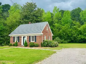 Suite Retreat - 3 Bed Traveler's Cottage w/ Office