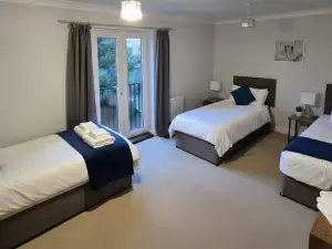 Contractors, Families ,4 Bed, Sleeps 9, Parking, Near MoD Bristol