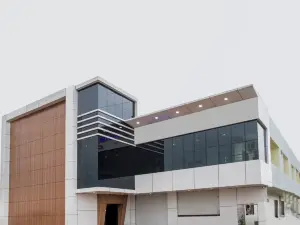 OYO 15580 Hotel Lavish