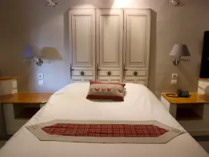 A la Maison Rouge Hôtel & Restaurant