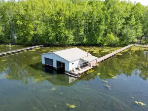 Guntersville Lake Home w/ Deck & Covered Boat Slip