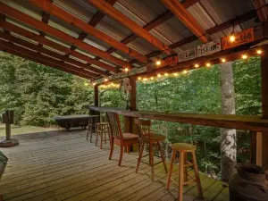The Bushby Hideaway - NEW 40 Acres w/ Trails, Hot Tub, Dog Friendly.