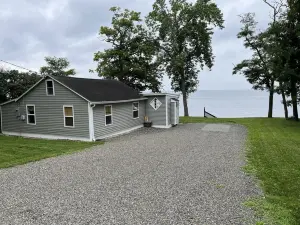 Lake Champlain Waterfront: Renovated Cottage, Sunsets, Kayaks & Paddle Boards!