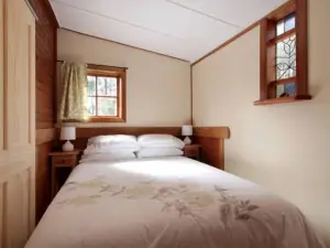 The Cabin-Wake up to the sound of native birdlife.