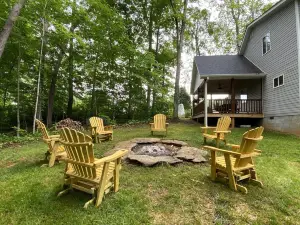 Endless Summer Getaway - 1 mile away from Jamestown Marina!