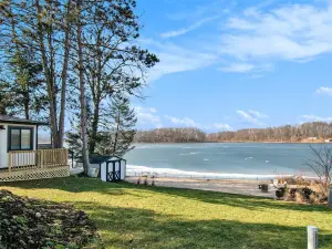 The Maple & Oak - Lakefront Home with Private Beach