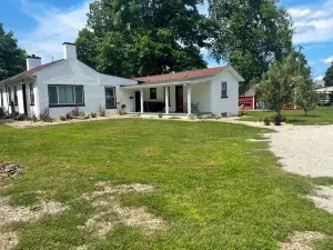 Beautiful Home in Town With Boat Parking