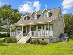 High Tider 3 Bedroom Home by RedAwning
