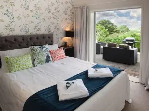 The Queenslander Raglan