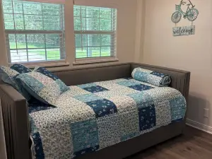 Cozy Nest 3-bedroom house in Coldspring with WiFi and AC