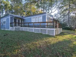 Riverfront Cottage with Fire Pit and Cozy Interior Perfect for Groups in Texas