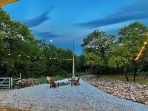 Little White Barn - Private 20 Acre Escape w/ Pond