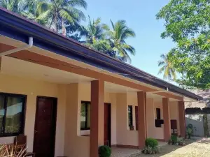 Two Season Tourist Inn