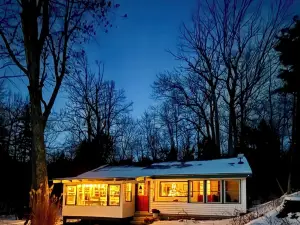 Winter Wonderland Retreat with Hot Tub - Perfect for Couples!