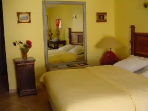 Chambres et Table d'hôtes, Maisonnettes Individuelles Dans propriété privée