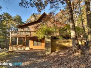 Spruced up Cabin w Hot Tub & Fire Pit in Br Mtns