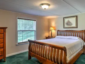 Ooltewah Cabin w/ Grill, Pool Table & Porch!