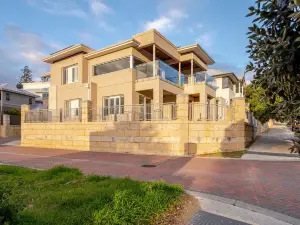 Located in the Mindarie Marina a Luxury House in a Perfect Location