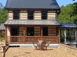 Cozy 2-bedroom cabin in charming Fawn Grove with AC, WIFI & walking trail.