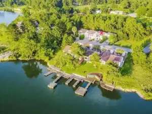 Tranquility Villa by the lake with green backyard. Free wifi, kayaks, bike, pool