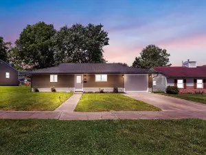 Hocking Hills Hideaway: Relaxing Retreat with Hot Tub, Fire Pit, Pool Table!