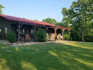 The Ranch House at Sky Hawk Ridge, a 185-Acre Refuge, ONE MILE to Buffalo River