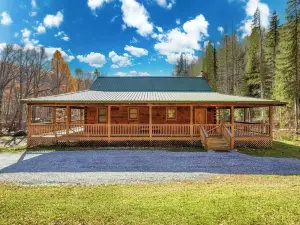 Deer Haven by AvantStay Cabin w Pond Waterfall