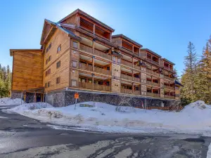 Luxury Mt. Hood condo w/shared pool/ hot tub, private balcony + skiing access