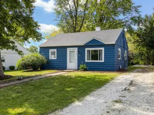 Contemporary Haven - Private Patio and Full Kitchen