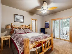Deluxe dog-friendly cabin w/ pool & hot tub in a convenient location