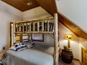 Cozy cabin near Norris Lake with a porch, firepit, gas fireplace & jetted tub