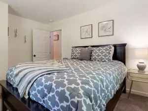 Charming Retreat - Chic Open Concept, Game Room, Fireplace