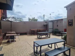 Commercial Hotel Young