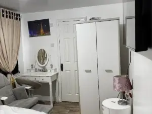 OYO Unique Guestroom - Farnworth, Easy Access to Bolton