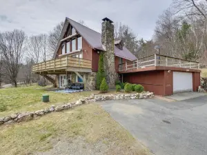 Walk to Trails: Artsy Mtn-view Getaway in Vernon!