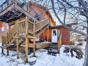 距市中心3英里：山景紅木屋度假屋！