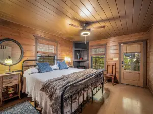 Cozy 2Br 1.5 Bath Hot Tub Fast Wifi Fire Pits King Bd 2 Twins in Loft