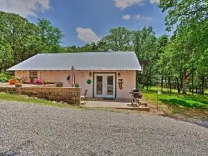 Lake Texoma Cabin - 1 Mi to Park and Boat Ramp!
