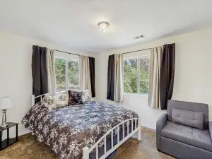 3BR House w/ Lake Views, Full Kitchen, A/C & Wifi