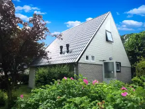 Charming Bungalow in Oostmahorn, Netherlands - Perfect for Nature Lovers