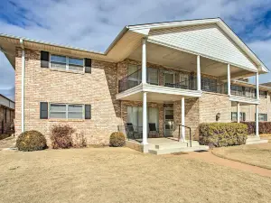 Cozy Enid Condo ~ 2 Mi to Historic Downtown!