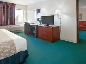 Norwood Inn & Suites Milwaukee