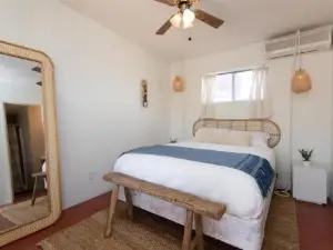 Renovated Lodge - Room 2 with Pool Access