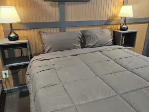 Loft house with 4 beds and access to our park and outdoor Pavilions and more