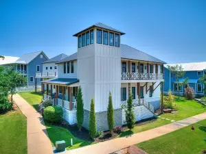 Carlton Landing. Large lakeview family home. Close to pool, pickleball & tennis!