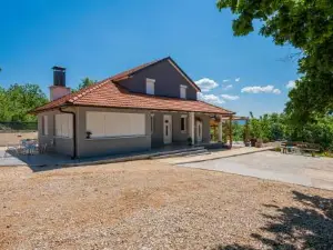 Cozy Home in Donji Vinjani with Wifi